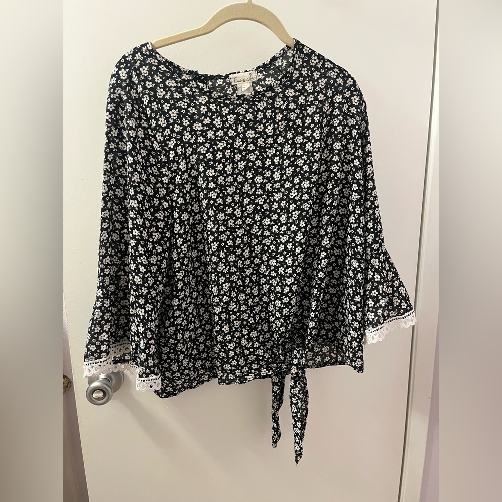 Emi & Joe Black Floral Top with gorgeous white lace trim. EUC/Wear on tag